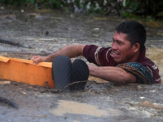 Los rostros de desesperación tras destructiva y mortal depresión Eta (FOTOS)