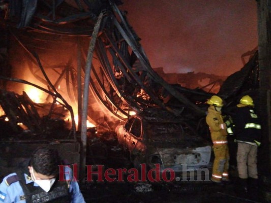 Primeras imágenes del voraz incendio en el barrio Lempira de Comayagüela