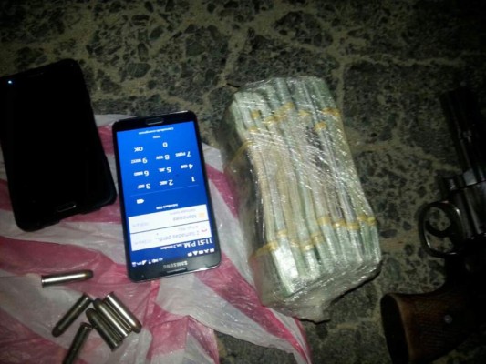 Honduras: Detienen a tres hombres con más de 12 mil dólares falsos y armas