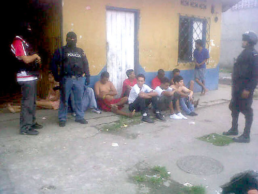 Policía: 37 detenidos en allanamientos simultáneos