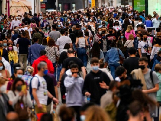 España abre sus puertas a turistas vacunados de covid-19