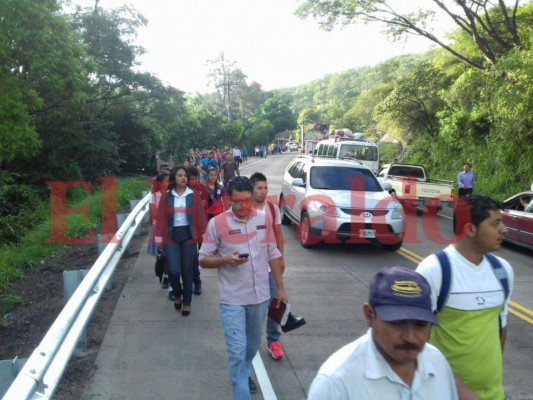 Policía desaloja a pobladores que mantenían tomada la carretera al sur
