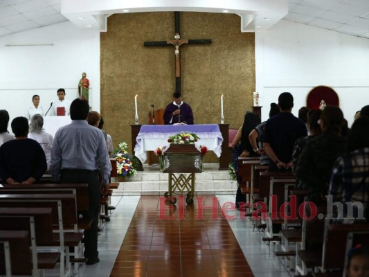 FOTOS: Dolor embarga a familiares en el velatorio del periodista Wilson Herrera
