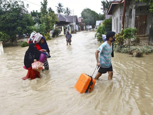 Imágenes de muertes, caos y destrucción por inundaciones en Indonesia