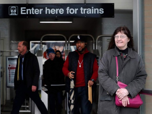 Recomiendan a ancianos evitar multitudes y viajes largos por temor a coronavirus