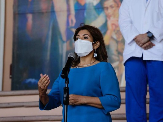 Más de 90,000 profesionales de la salud y adultos mayores serán vacunados entre marzo y abril