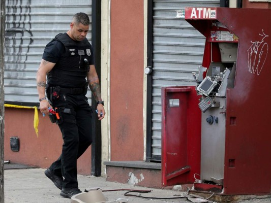EEUU: Vuelan o roban cajeros automáticos durante protestas por Floyd