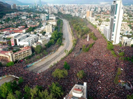 Las fotos de la marcha más grande en Chile tras semana de disturbios