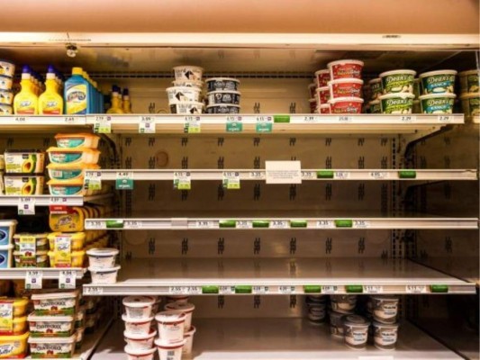 Una multitud de empleados a lo largo de la cadena de producción de alimentos están enfermos o en cuarentena, lo que interrumpe por completo la cadena de suministro. Foto: AFP