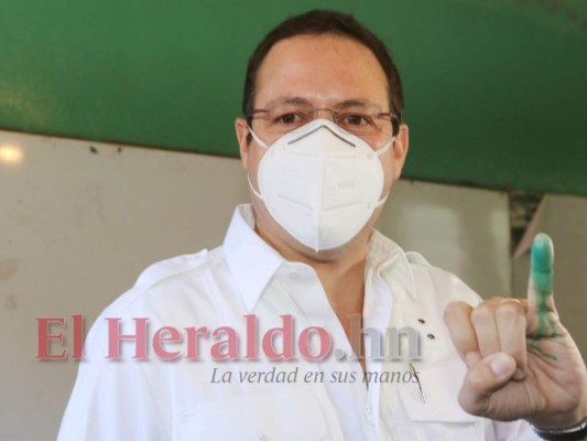 Reina desea 'suerte a todos los que compiten', tras ejercer el sufragio