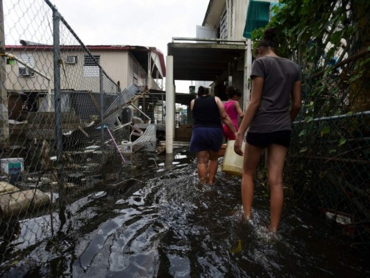 María se adentra en el mar tras castigar EEUU y el Caribe