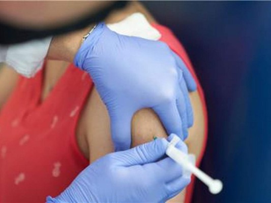 Eficacia de vacuna contra covid-19 debe probarse en ancianos y minorías raciales