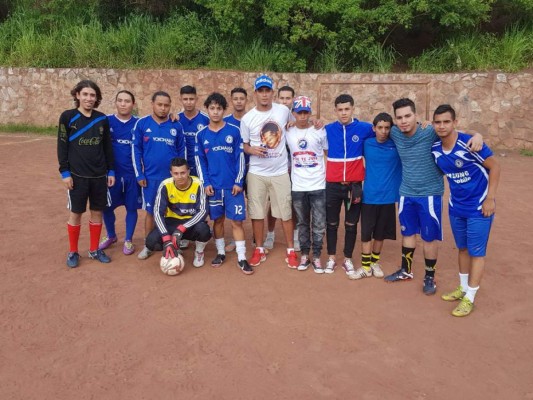 Los jóvenes que integran la barra Ultra Fiel trabajan junto al proyecto Interpeace Honduras (Fotos: Cortesía)