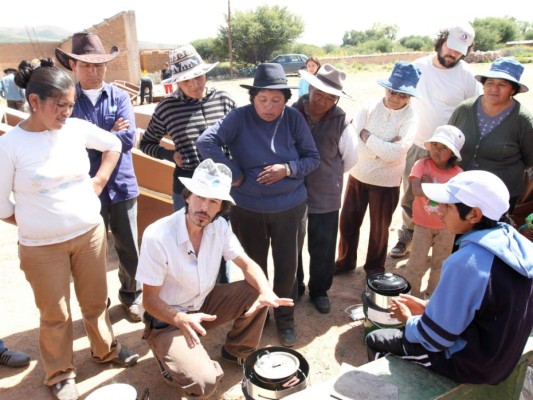Un francés que construye cocinas solares en el norte argentino