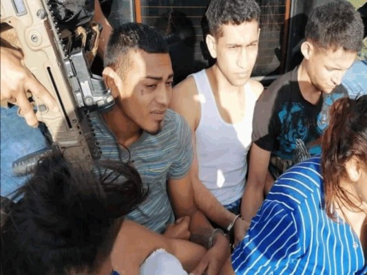 Con 33 notas de extorsión caen cinco presuntos pandilleros en Colón