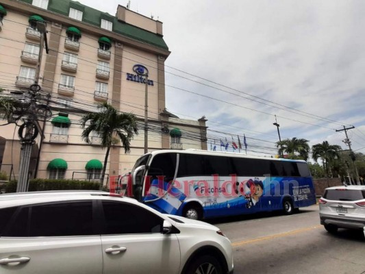 Bajo amenaza de lluvia, pero con optimismo: Así es el ambiente en las afueras del Olímpico