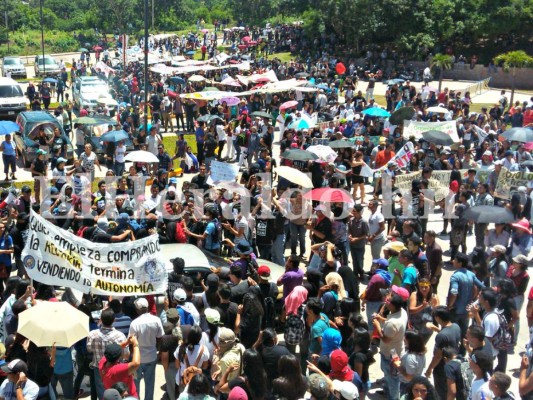 Autoridades y alumnos de la UNAH firman acuerdo de diálogo