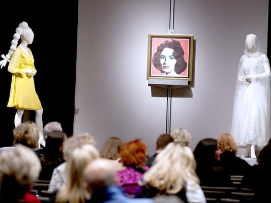 Subastan vestidos de Elizabeth Taylor en Nueva York