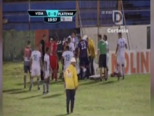 Susto en estadio de La Ceiba tras repentino desmayo de un niño recogebalones