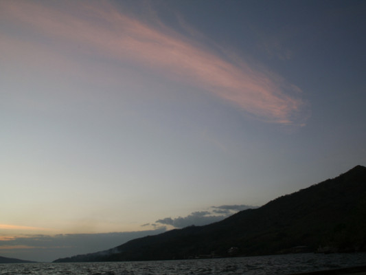 Formaciones naturales que flotan en el cielo
