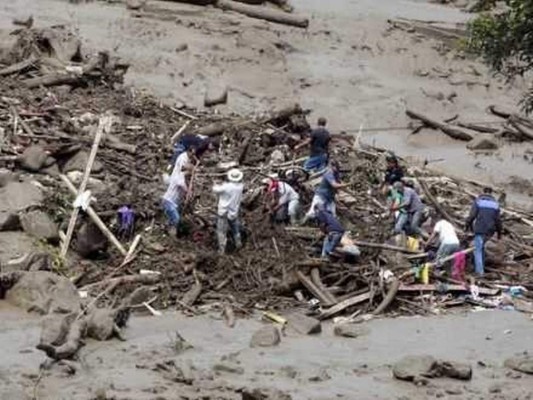 Los deslaves también han bloqueado caminos, complicando las labores de rescate mientras que las persistentes lluvias impiden el vuelo de helicópteros. Foto AP