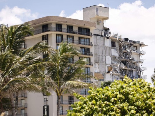 Muertos en derrumbe en Florida suben a 24 y demolerán lo que quedó del edificio