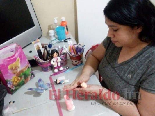 Artesana moldea en miniatura a los héroes de primera línea contra covid