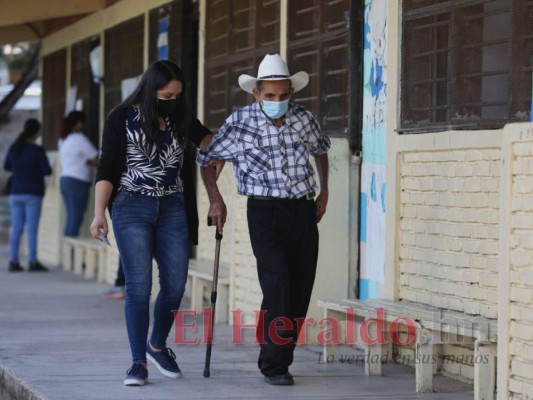Adultos mayores, los primeros en las filas para votar en elecciones primarias