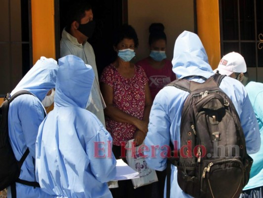Casa por casa, brigada médica busca casos de covid-19 en colonia 1 de Diciembre