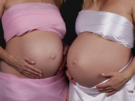 Hombre embaraza a su novia y a su suegra en Inglaterra