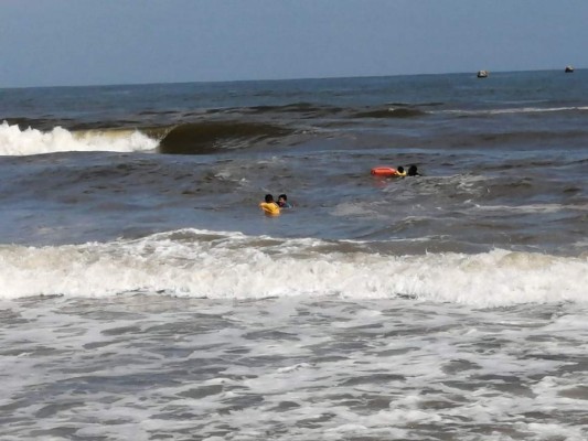 Padre e hijo son rescatados tras ser arrastrados por oleaje en Tela