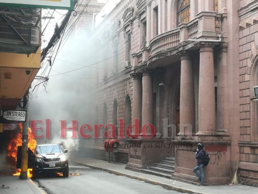 FOTOS: Incendio reduce carro blindado a chatarra durante violentas protestas