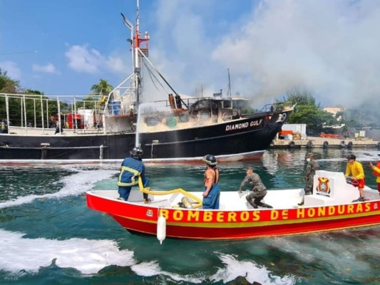 Imágenes del incendio de embarcación en Roatán que dejó dos muertos