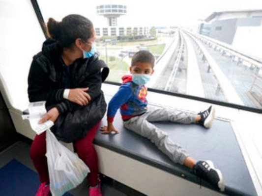 En fotos, la difícil travesía de una madre hondureña y su hijo tras detención en la frontera