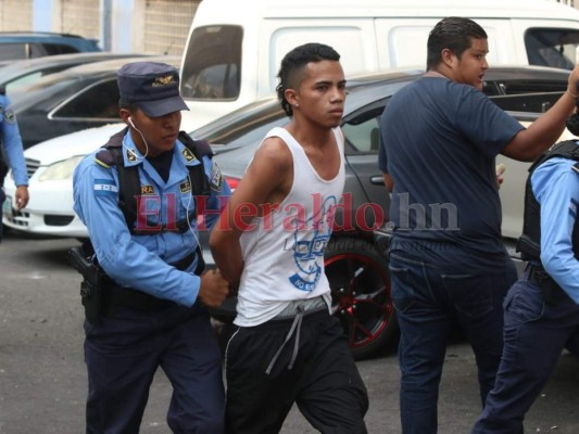 Fotos: Barras y policías se enfrentan frente al estadio en partido Motagua vs Marathón