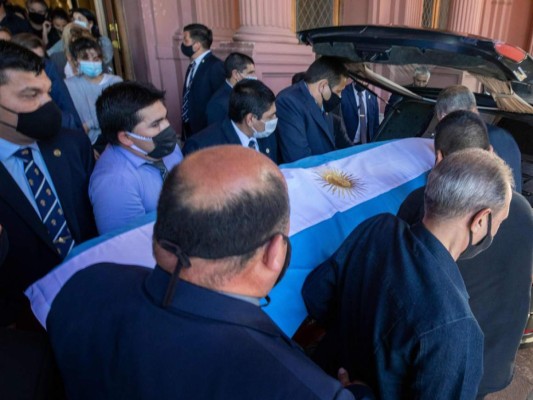 Entre gritos, aplausos y llanto, así fue la salida del féretro de Maradona hacia el cementerio