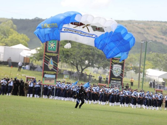 Show de paracaidistas conquista celebración de independencia (FOTOS)