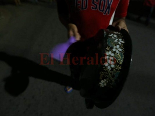 Seguidores de la Alianza de Oposición en Honduras hacen sonar cacerolas en protesta por toque de queda