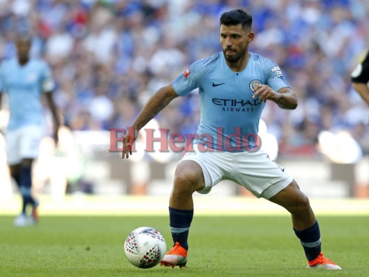 Dos goles de Kun dan al Mánchester City el primer título de la temporada