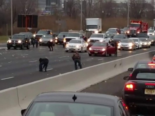 Llovió medio millón de dólares en una autopista de EEUU