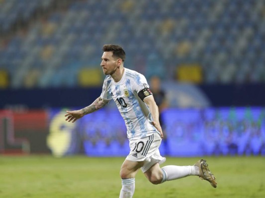 Messi va por Colombia, que se aferra a las manos de Ospina