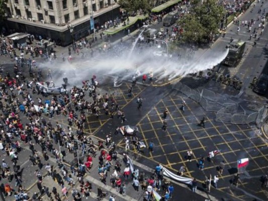 FOTOS: Vehículos incendiados y muertos tras manifestaciones en Chile