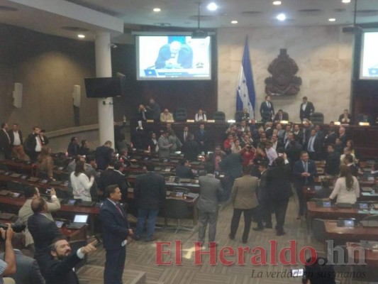Cohetes y golpes: Así fue el zafarrancho de Libre dentro del Congreso Nacional