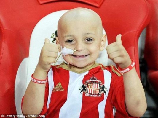 Niño enfermo de cáncer recibe premio al mejor gol de diciembre en Inglaterra