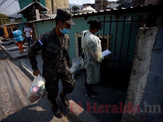 FOTOS: Entregan bolsa solidaria a vecinos de colonia Santa Isabel de la capital