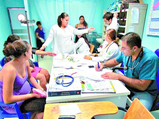 Con apoyo de líderes comunitarios buscan reducir muertes maternas
