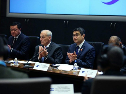 John Kelly junto a Juan Orlando Hernández en la Cumbre para la Prosperidad en Estados Unidos.
