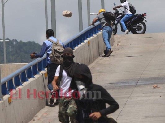 Las imágenes que dejó el enfrentamiento entre estudiantes y policías