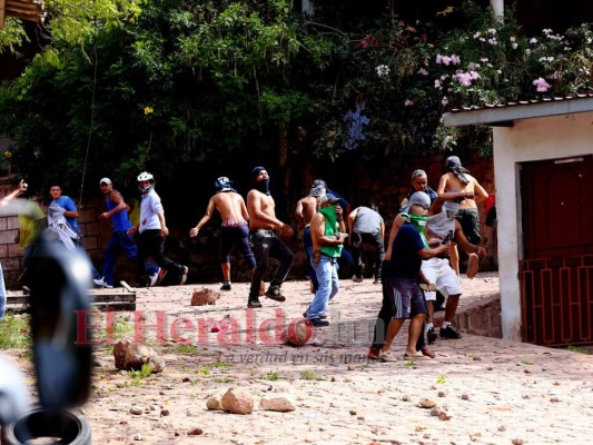 Protestas en El Chimbo: gaseados, padres con bebé en brazos e incendios