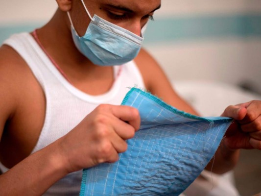 FOTOS: Expandilleros confeccionan mascarillas para frenar el Covid-19